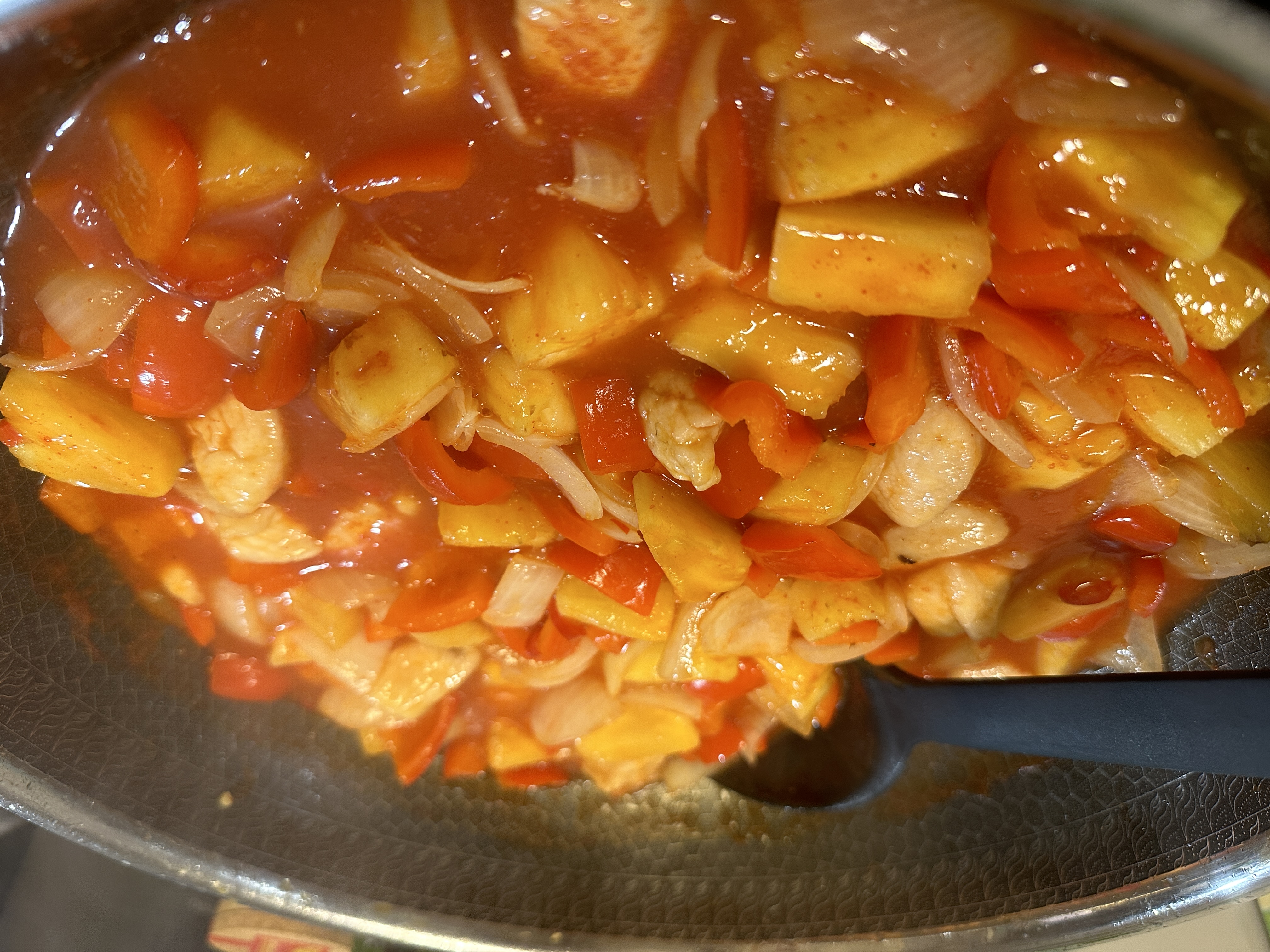 <i>Wokpfanne mit</i><i>Huhn s&uuml;&szlig;-sauer</i>